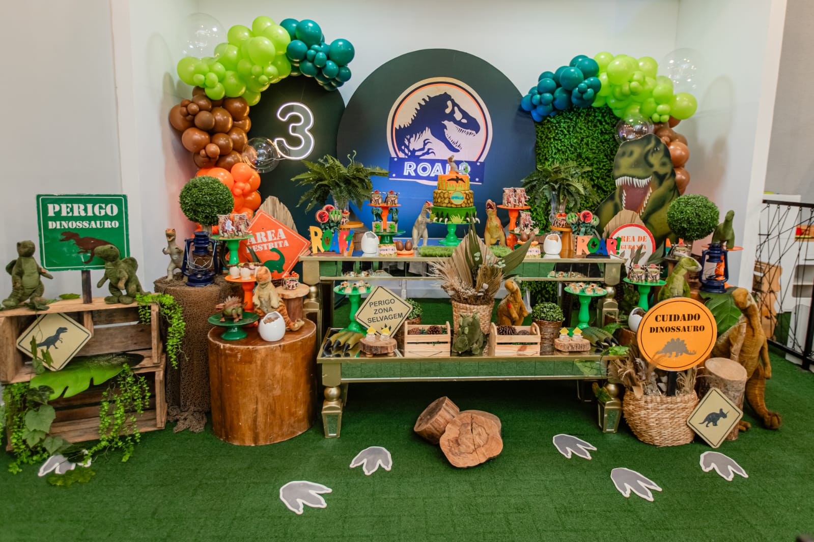 Decoração de festa temática Dinossauros / Jurassic com balões verdes e marrons