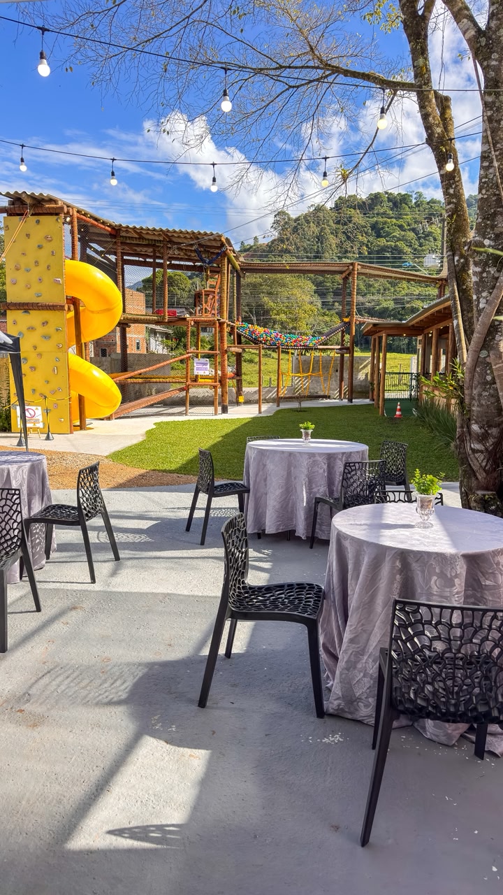 Salão de festas premium com decoração de balões pastéis
