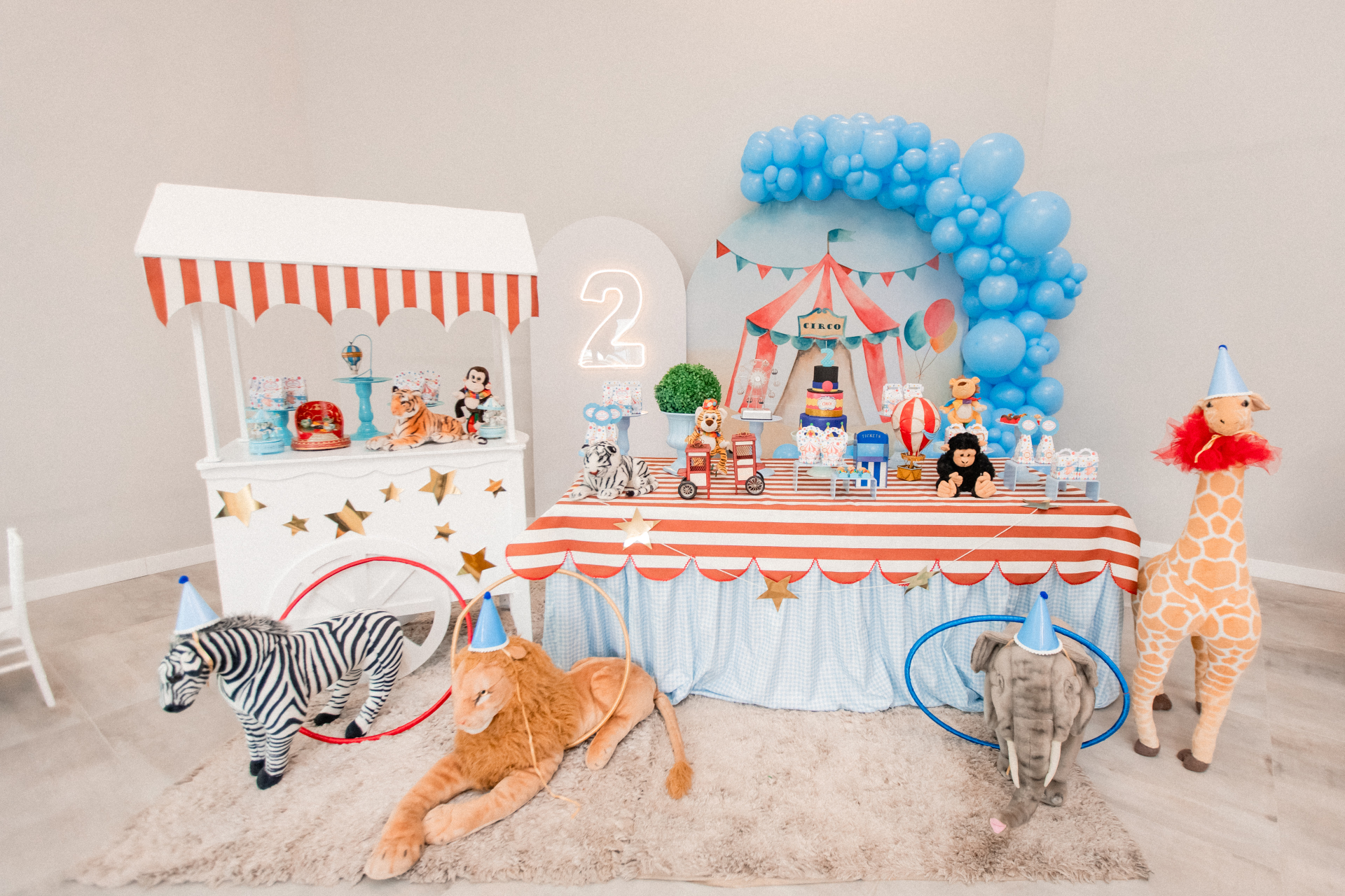 Decoração de festa temática Circo com animais de pelúcia e balões azuis
