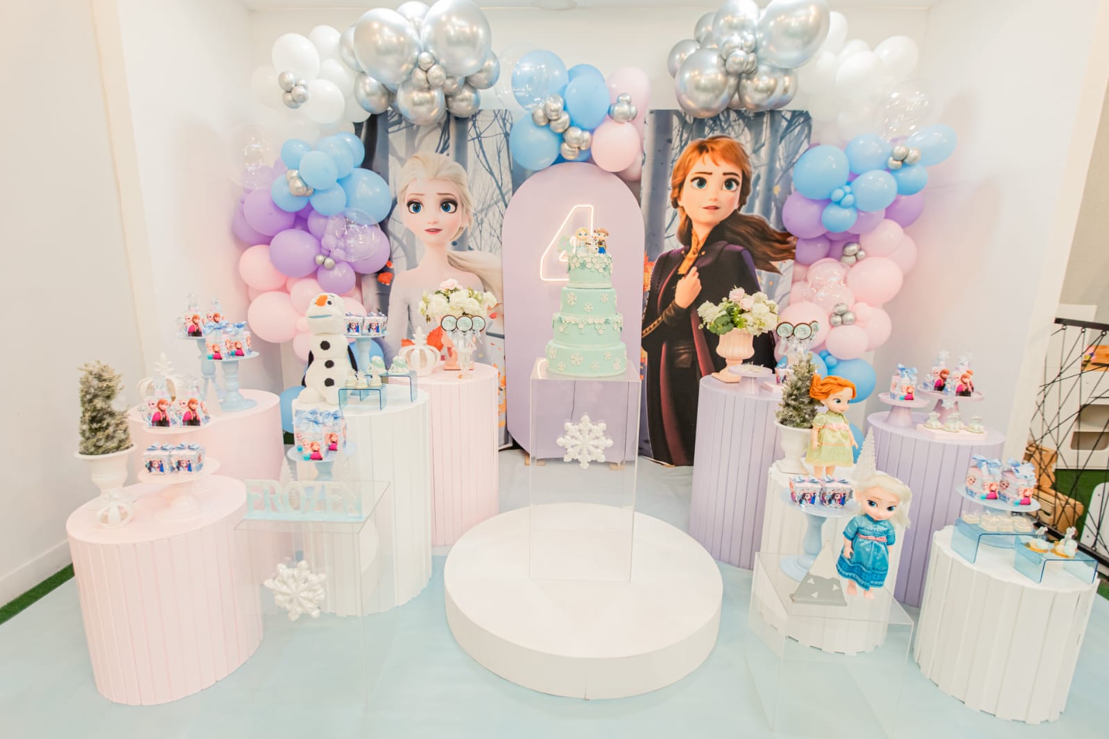 Decoração de festa temática Frozen com Elsa, Anna e Olaf