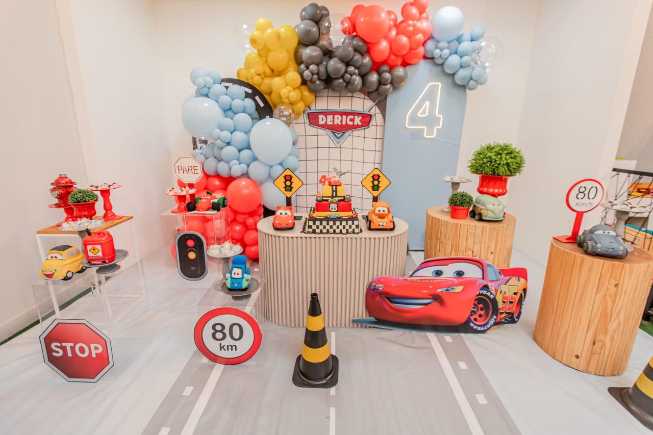 Festa infantil temática Carros (Disney Cars) com decoração do Relâmpago McQueen
